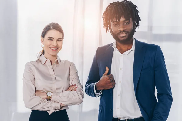 Vista frontal do empregador afro-americano com suspiros e recrutadores com braços cruzados sorrindo e olhando para a câmera — Fotografia de Stock
