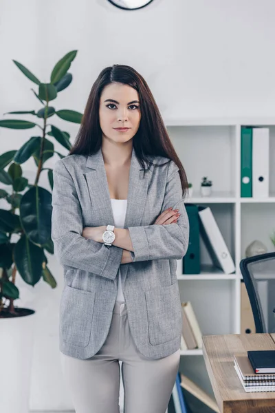 Frontansicht des Recruiters mit verschränkten Armen, der in die Kamera im Büro blickt — Stockfoto