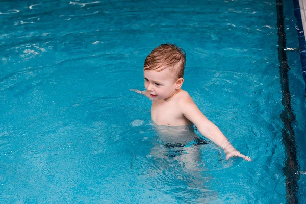 Wet and cute toddler child in swimming pool — Stock Photo