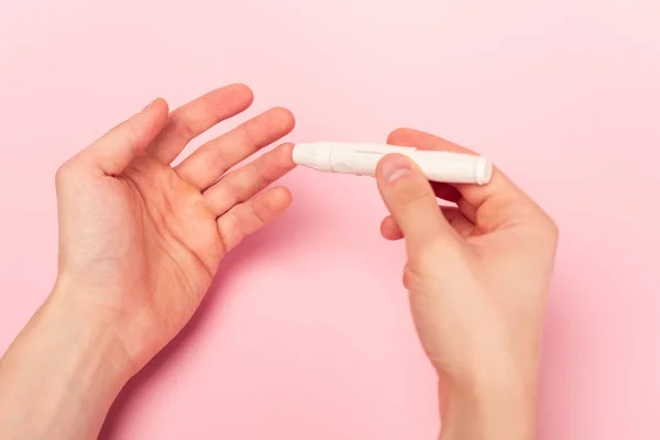 Vue recadrée de l'homme à l'aide de lancette sur fond rose — Photo de stock