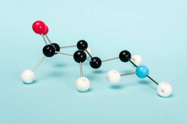 Конструкция гормонов на синем фоне с копированием пространства — стоковое фото