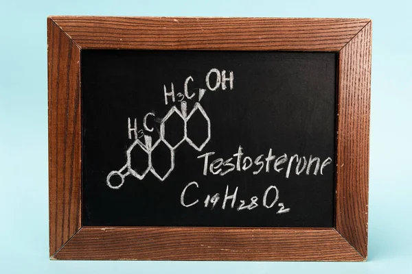 Fórmula de testosterona em quadro negro em fundo azul — Fotografia de Stock