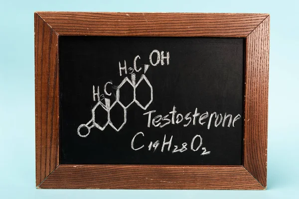 Formula di testosterone sulla lavagna su sfondo blu — Foto stock