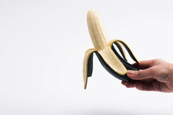 Vue recadrée de la femme tenant la banane mûre sur blanc — Photo de stock