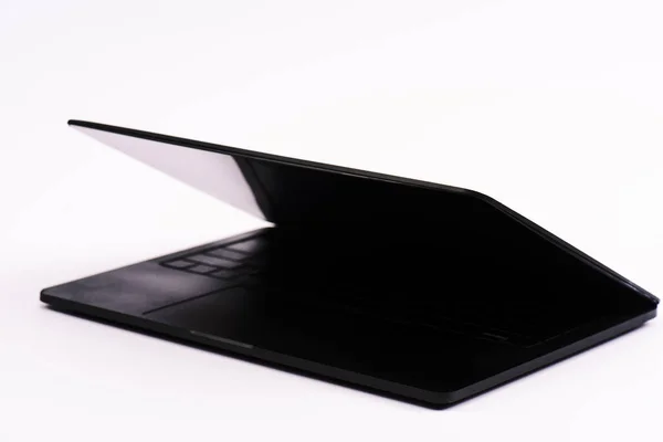 Laptop preto e moderno isolado no branco — Fotografia de Stock