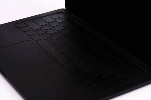 Gros plan du clavier noir de l'ordinateur portable isolé sur blanc — Photo de stock