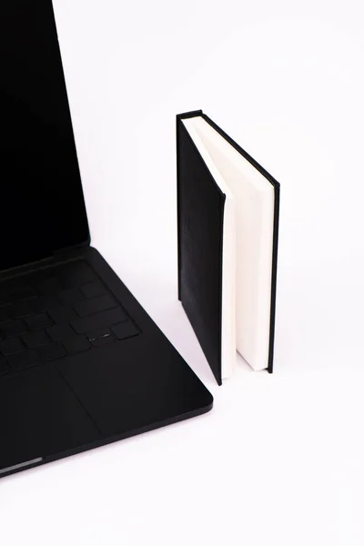 Notebook perto de laptop moderno isolado em branco — Fotografia de Stock