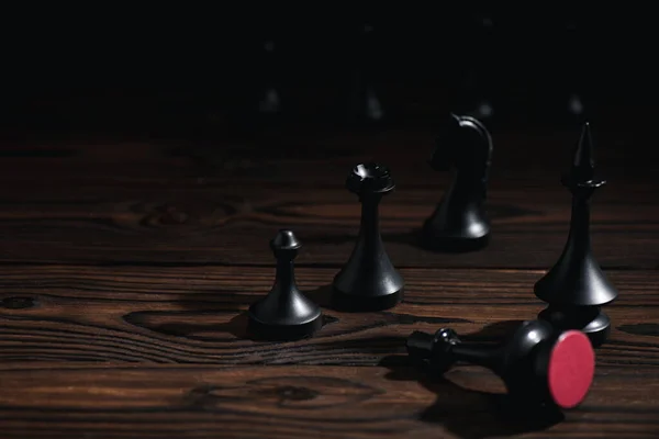 Foyer sélectif des figures d'échecs sur la surface en bois — Photo de stock