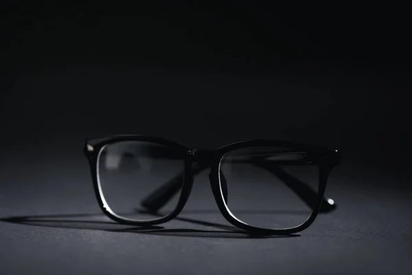 Крупним планом окуляри на чорному з копіювальним простором — стокове фото