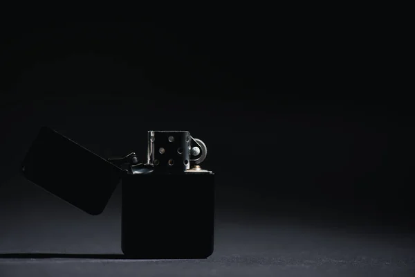 Dunkles Feuerzeug auf schwarz mit Kopierraum — Stockfoto