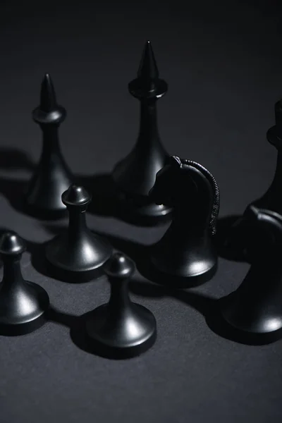 Selektive Fokussierung von Schachfiguren in der Nähe von Schatten auf Schwarz — Stockfoto