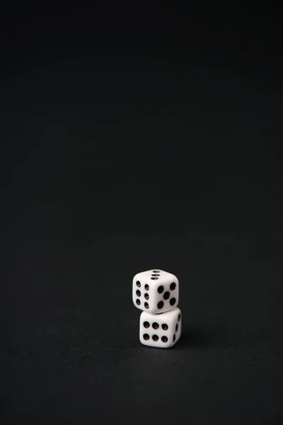 Білі і маленькі кубики на чорному з копіювальним простором — стокове фото