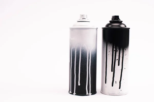 Latas de tinta de grafite metálica isoladas em branco — Fotografia de Stock