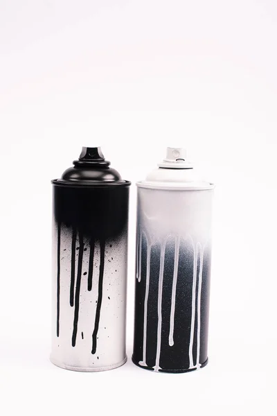 Bouteilles de peinture graffiti métalliques isolées sur blanc — Photo de stock