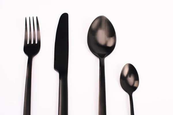 Vista dall'alto di coltello, forchetta e cucchiai isolati su bianco — Foto stock