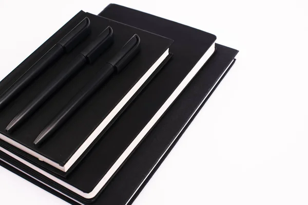 Чорні ручки на копії книг ізольовані на білому з копіювальним простором — стокове фото