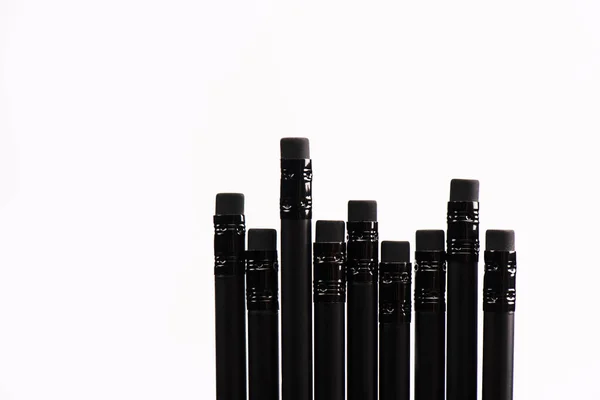 Vista superior de lápices negros con borradores aislados en blanco - foto de stock
