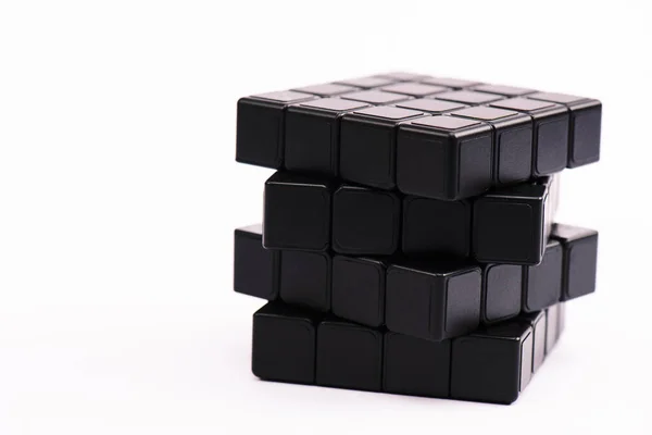 KYIV, UCRANIA - 21 DE FEBRERO DE 2020: cubo de rubik negro aislado en blanco con espacio de copia - foto de stock