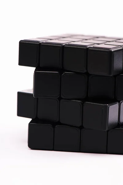 KYIV, UCRANIA - 21 de febrero de 2020: primer plano del cubo de rubik negro aislado en blanco - foto de stock