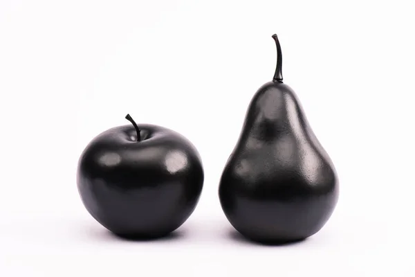 Pera nera e mela su bianco con spazio copia — Foto stock