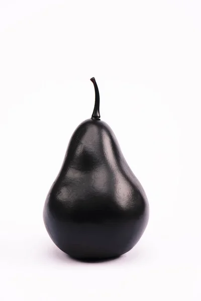 Poire noire et nutritive sur blanc avec espace de copie — Photo de stock