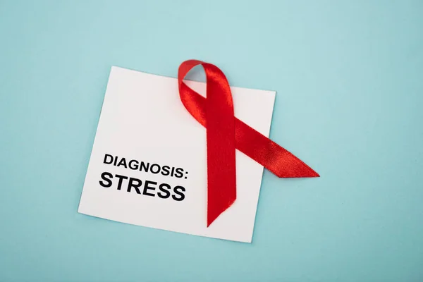 Top view of card with stress diagnosis and red ribbon isolated on blue — Stock Photo