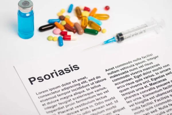 Paper with psoriasis lettering near jar, syringe and pills on white background — Stock Photo