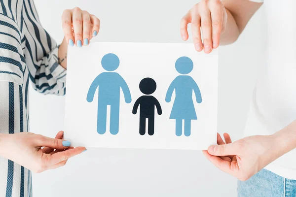 Vista recortada del hombre y la mujer sosteniendo papel con la familia dibujada aislada en blanco, concepto de adopción - foto de stock