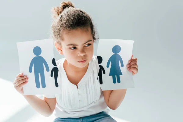 Afro-américain gosse tenant du papier déchiré avec la famille sur blanc, concept de divorce — Photo de stock