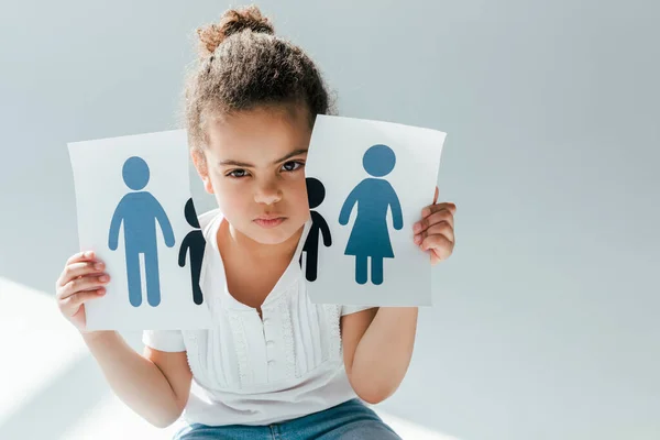 Afro-américaine enfant tenant papier déchiré avec la famille sur blanc, concept de divorce — Photo de stock