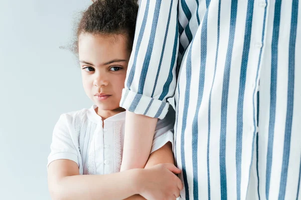 Madre adottiva vicino sconvolto africano americano bambino isolato su bianco — Foto stock