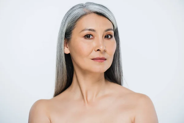 Красива доросла азіатська гола жінка з ідеальною шкірою і сірим волоссям ізольована на сірому — стокове фото