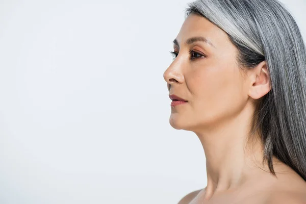 Adulto asiatico nudo donna con perfetto pelle e grigio capelli isolato su grigio — Foto stock