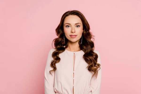 Bonita jovem mulher de pé isolado em rosa — Fotografia de Stock