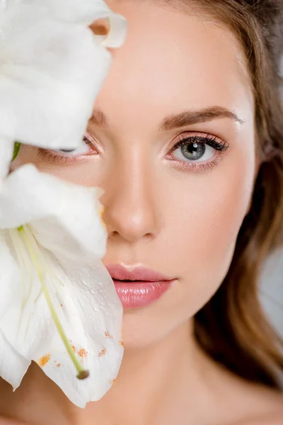 Selective focus of young woman near white blooming flower — Stock Photo