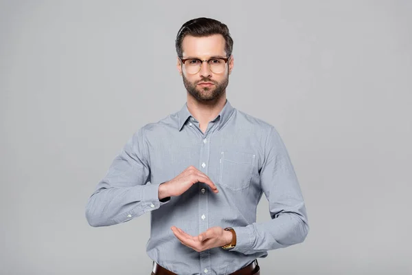 Бородатий чоловік в окулярах і сорочці жестикулює ізольовано на сірому — стокове фото