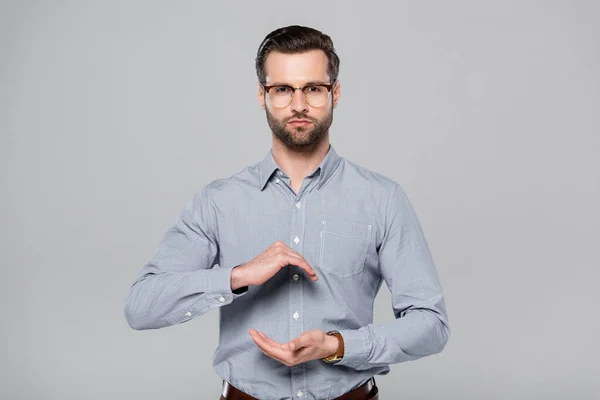 Uomo barbuto in occhiali e camicia gesticolare isolato su grigio — Foto stock