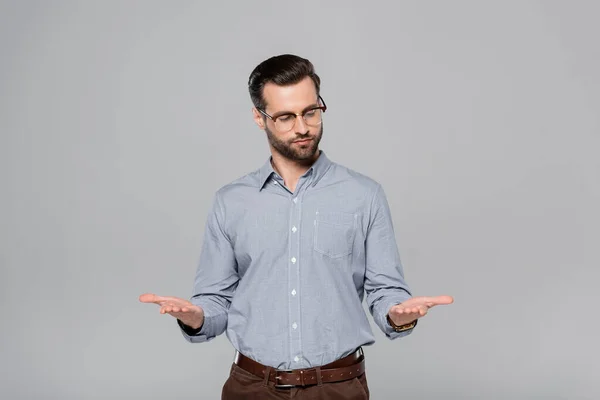 Gutaussehender Geschäftsmann mit Brille und Hemd gestikuliert vereinzelt auf grau — Stockfoto