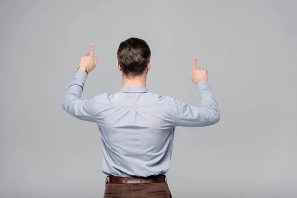 Вид ззаду бізнесмена, вказуючи пальцями ізольовані на сірому — стокове фото