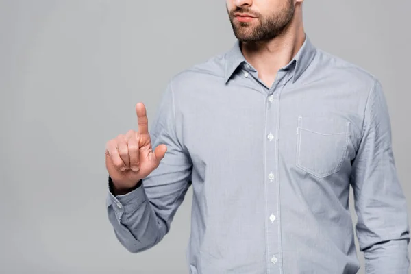 Обрізаний вид бородатого бізнесмена, який вказує пальцем ізольовано на сірому — стокове фото