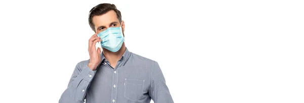 Colpo panoramico di uomo d'affari in maschera medica e camicia che parla su smartphone isolato su bianco — Foto stock