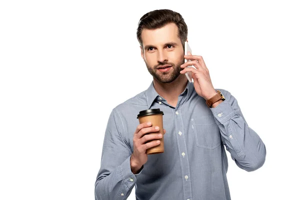 Bell'uomo che tiene in mano la tazza di carta e parla su smartphone isolato su bianco — Foto stock