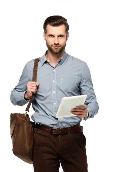 Homem de negócios bonito com saco segurando tablet digital isolado em branco — Fotografia de Stock
