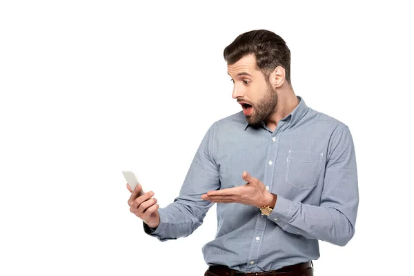 Sorprendido hombre de negocios señalando con la mano en el teléfono inteligente aislado en blanco — Stock Photo