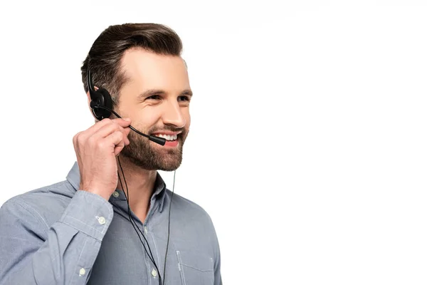 Glücklicher Bediener im Headset, der isoliert auf Weiß spricht — Stockfoto