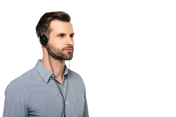 Operador guapo y barbudo en auriculares aislados en blanco - foto de stock