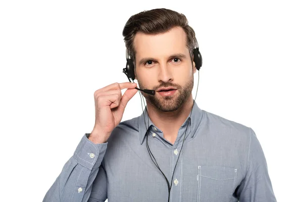 Operador barbudo tocando auriculares y hablando aislado en blanco - foto de stock