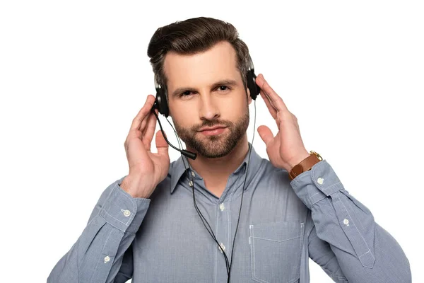 Operador barbudo tocando auriculares aislados en blanco - foto de stock