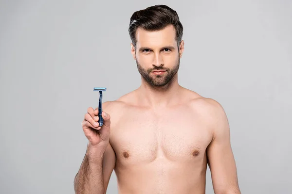 Muskulöser und gutaussehender Mann mit Rasiermesser isoliert auf grau — Stockfoto