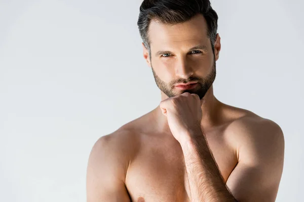 Hombre pensativo y sin camisa tocando la cara y el pensamiento aislado en blanco - foto de stock